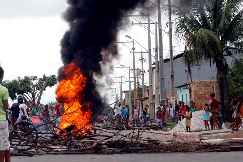 Os moradores atearam fogo na rua durante o protesto nesta segunda-feira, na Bahia / Mário Bittencourt/AE