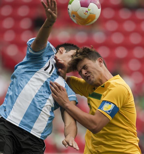 Romário disputa bola com Araujo / Omar Torres/AFP