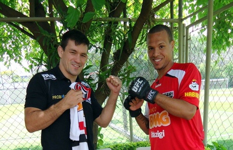 Luis Fabiano recebeu no CT do Tricolor Demian Maia, lutador do UFC / Divulgação/Site Oficial do São Paulo