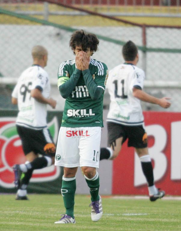 Valdivia lamenta e os jogadores do Figueirense comemoram gol / Felipe Rau/Agência Estado/AE