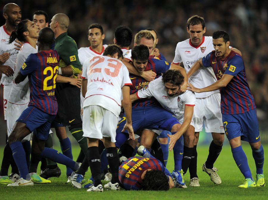 Partida entre Barcelona e Sevilla foi quente / Lluis Gene/AFP