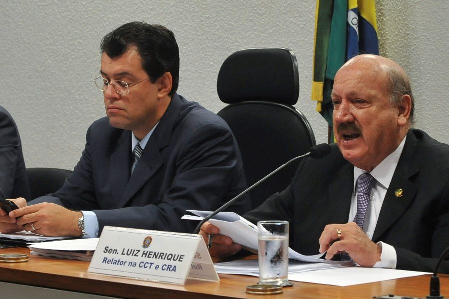 Senador Luiz Henrique (PMDB-SC), à dir., lê o relatório do novo Código Florestal / Antonio Cruz/ABr 