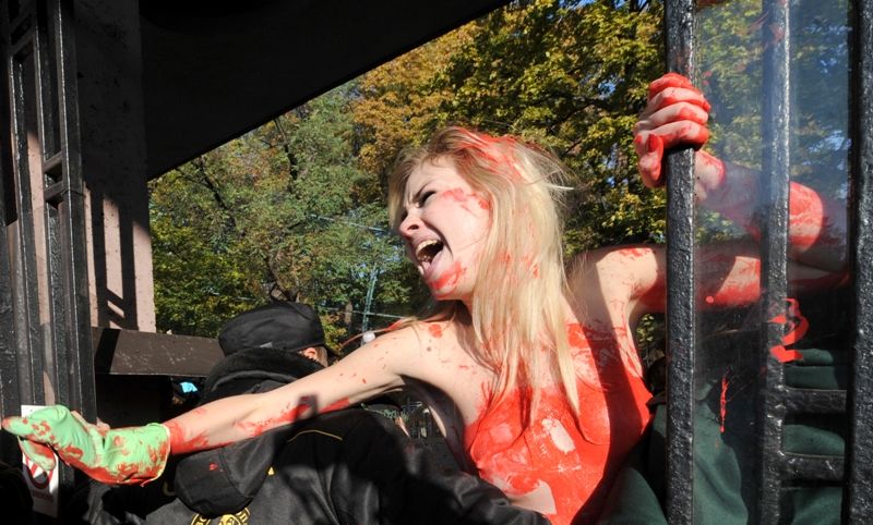 Ativista do Femen se revolta ao ser presa durante protesto em zoo da Ucrânia / Sergei Supinsky/AFP