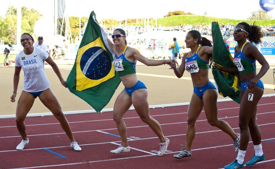 Atletas festejam com a bandeira brasileira / Martin BernettiAFP