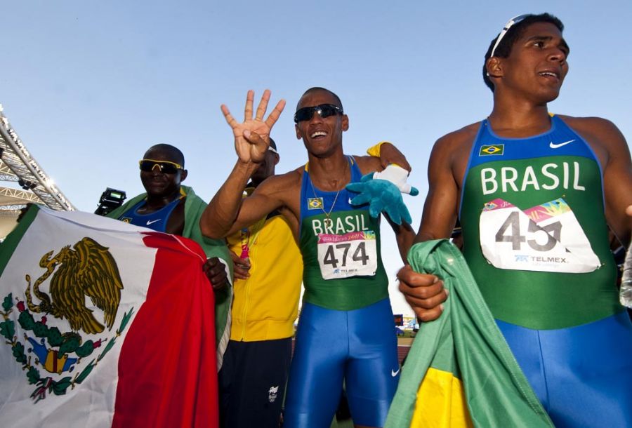 Corredores comemoram com as bandeiras do Brasil e do México: recorde igualado / Martin Bernetti/AFP