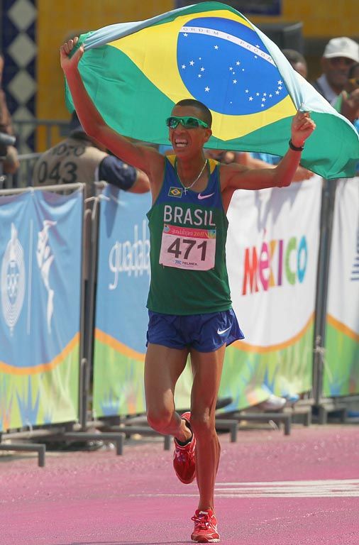 Solonei comemora com a bandeira do Brasil: 48º ouro em Guadalajara / Jefferson Bernardes/Vipcomm