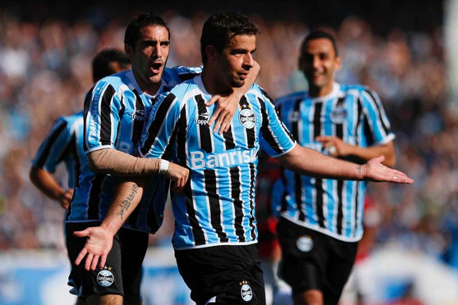 Escudero comemora com André Lima, autor de dois gols do Grêmio neste domingo / Roberto Vinícius/Futura Press