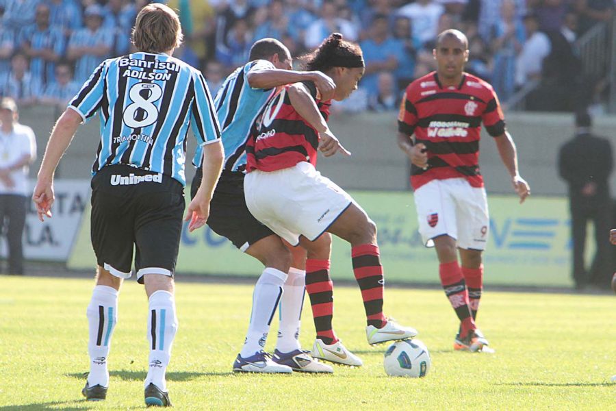Ronaldinho sofreu com a marcação do Grêmio / Itamar Aguiar/Vipcomm
