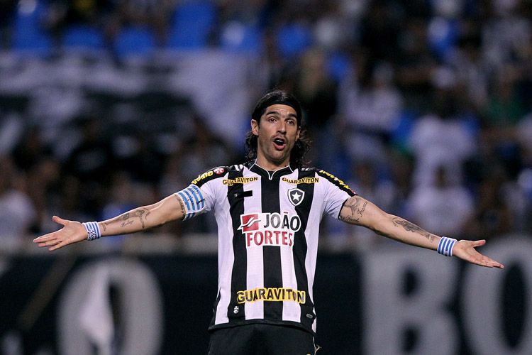 Loco Abreu é cortado de amistoso do Uruguai, mas deve jogar clássico