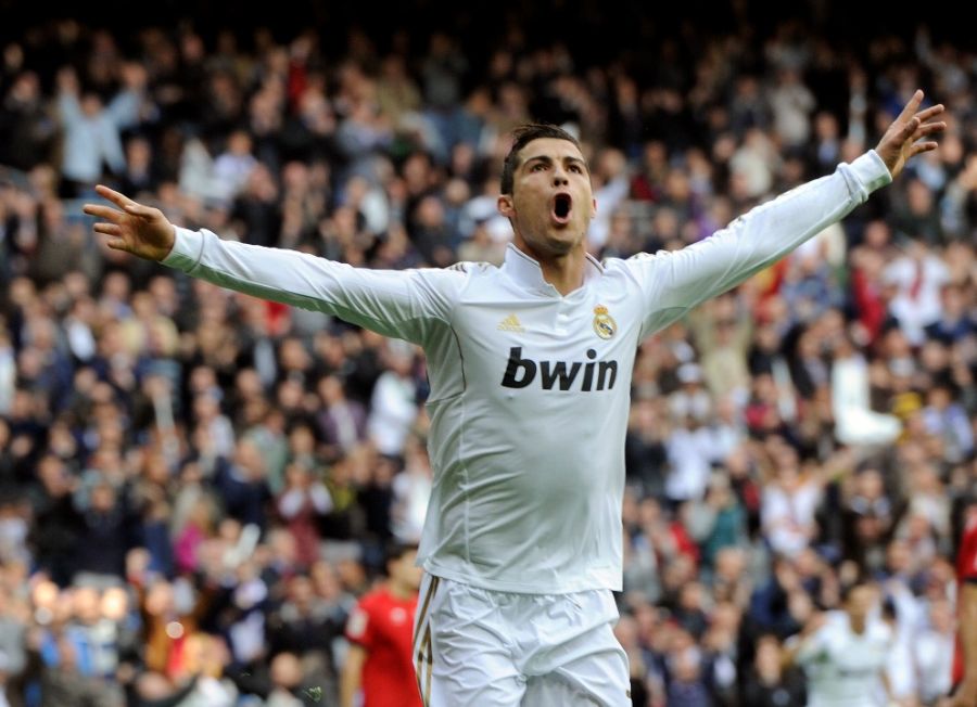 Cristiano Ronaldo comemora um de seus três gols na partida / Dominique Faget/AFP