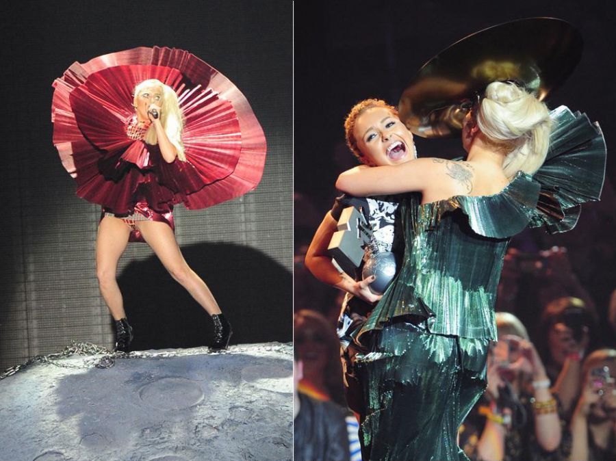 Lady Gaga em dois momentos: se apresentando no premiação e recebendo a estatueta / Foto: Leon Neal/AFP