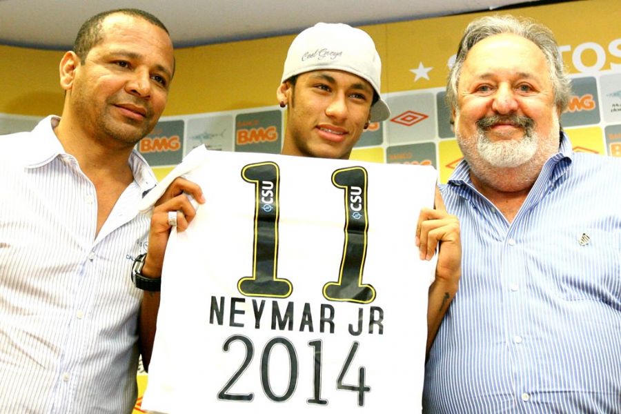 Neymar mostra camisa entre o pai e Luis Alvaro: até 2014 / Guilherme Dionízio/AE/AE