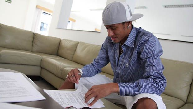 Neymar assina o contrato: valores não revelados