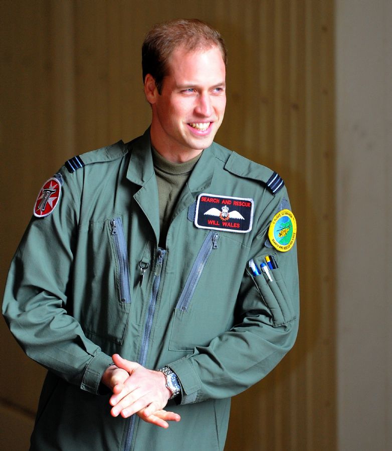 Príncipe William pilotava o helicóptero de resgate / Andrew Yates/ AFP