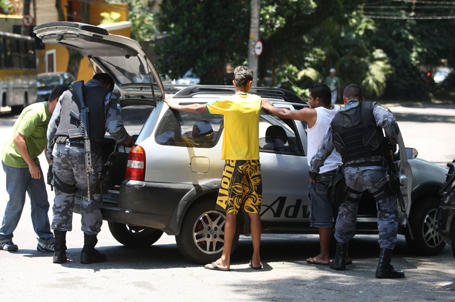 Policiais realizam cerco e vistoriam entradas para a favela da Rocinha  / Tasso Marcelo/ AE