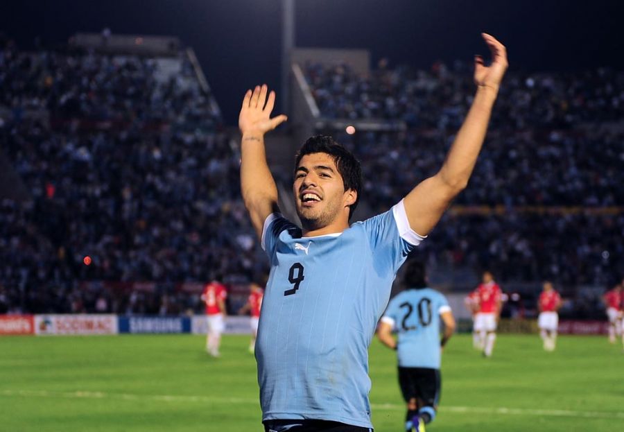 Suárez comemora: só deu ele no Centenário / Martin Bernetti/AFP