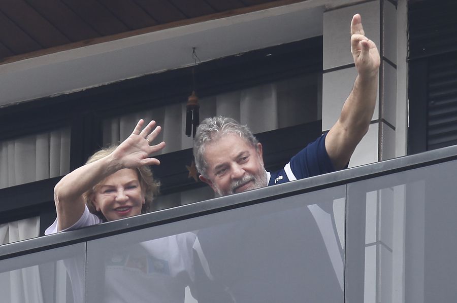 Lula e Marisa acenam da sacada do apartamento em São Bernardo do Campo  / Daniel Teixeira/ AE