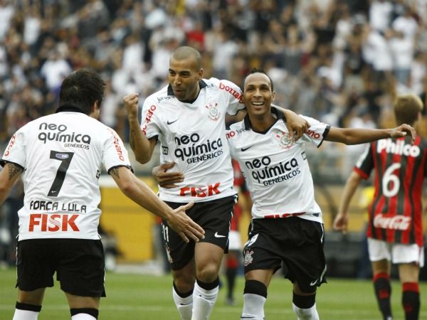 Emerson Sheik fez o segundo gol do Corinthians logo aos quatro minutos / Marcos Bezerra/Futura Press