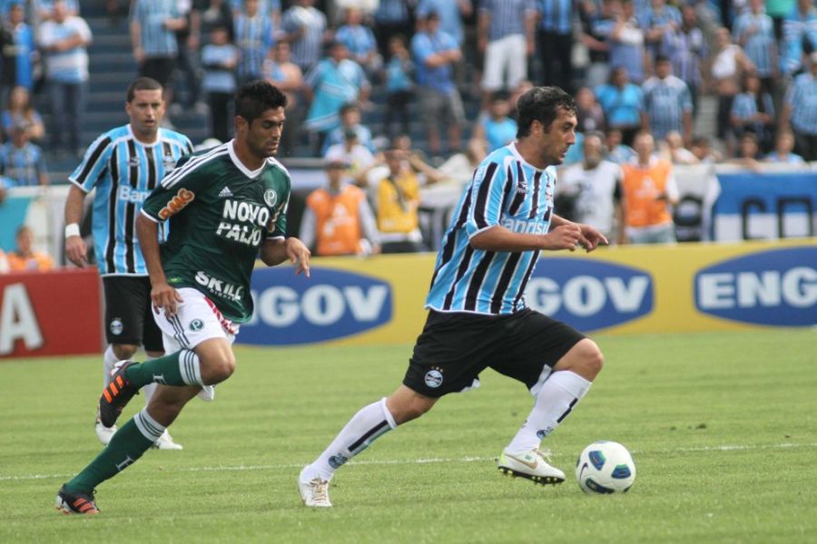 Luan corre para marcar Douglas: times não saíram de um empate no Olímpico / Daniel Boucinha/Futura Press