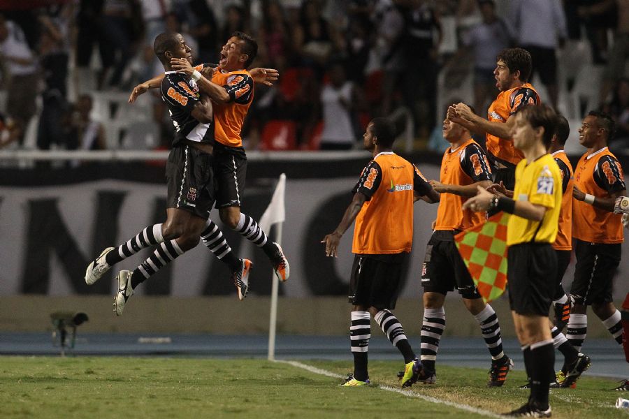 Dedé marcou o segundo gol da vitória do Vasco / Fernando Soutello/Agif/AE