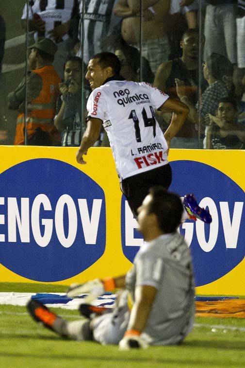 Ramirez comemora após marcar gol na vitória do Corinthians sobre o Cear¿¿ / Foto: Daniel Augusto Jr/AE