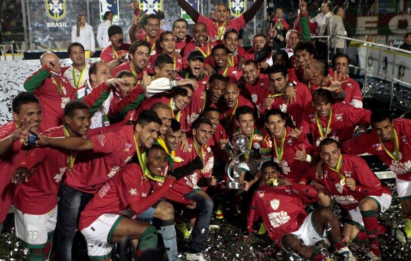 Os jogadores da Portuguesa receberam a taça de campeão da Série B
