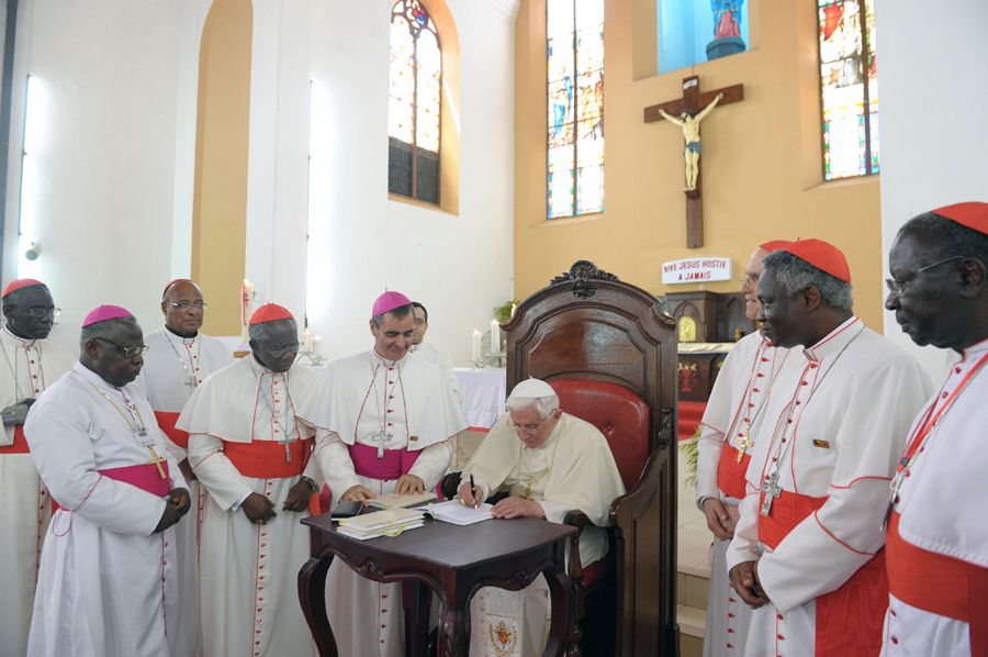 Papa fez a assinatura de documento em Benin, na África  / Osservatore Romano/ AFP