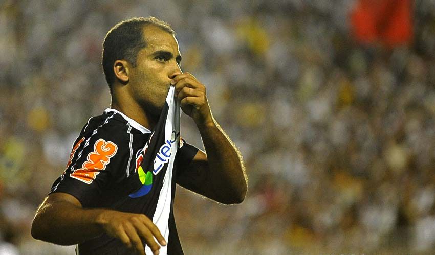 Felipe comemora com beio na camisa: meia abriu o placar com um golaço / Divulgação/Vasco.com.br