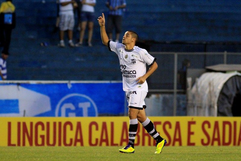 Felipe Azevedo foi o artilheiro da noite ao marcar três gols na vitória do Ceará diante do Grêmio / Wesley Santos/AE