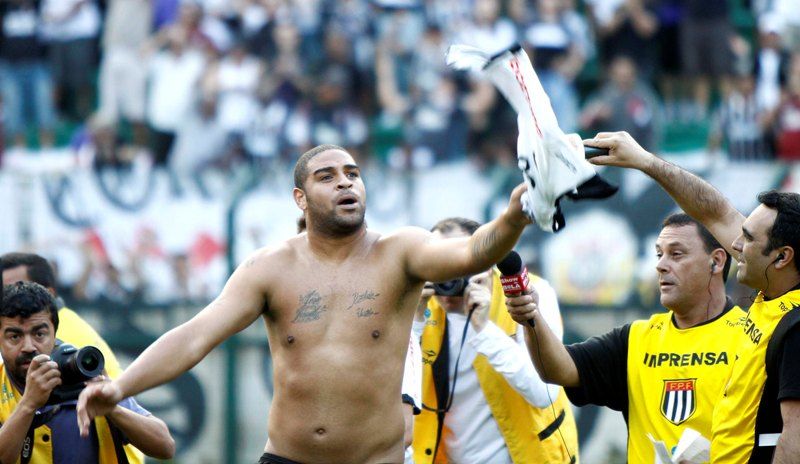 Após marcar gol aos 43 minutos do segundo tempo, Adriano comemora e joga camisa à torcida / Marcos Bezerra/Futura Press 