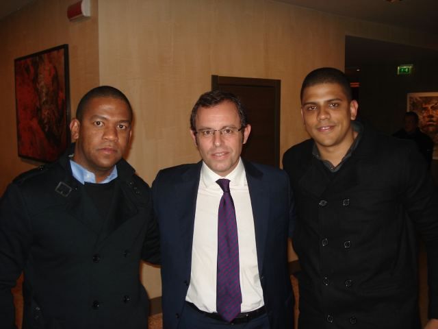 Vinícius Prates (à direita) divulgou no Twitter a foto com o presidente do Barcelona, Sandro Rosell (centro) / Divulgação/Twitter
