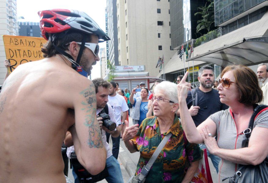 Mulher faz gesto obsceno para manifestante na avenida Paulista / Adriano Lima/AE