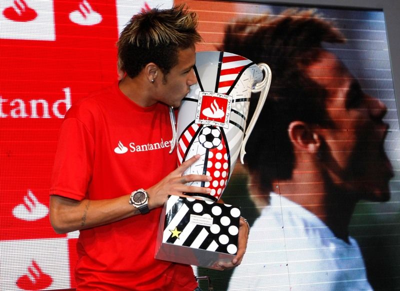 Neymar beija a taça de melhor da Libertadores nesta quinta-feira durante evento  / Nilton Fukuda/AE 