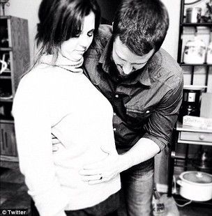 Mãe e padrasto de Selena Gomez curtindo a gravidez / Reprodução/Twitter