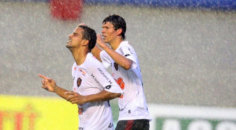 Bruno Mineiro fecha os olhos para comemorar gol sob chuva / Carlos Costa/Futura Press