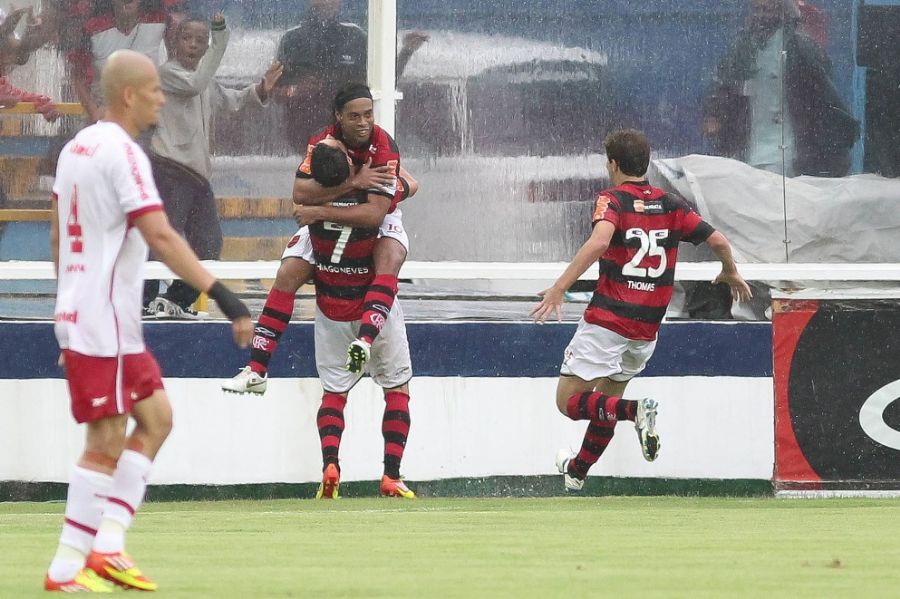 Ronaldinho Gaúcho comemora após marcar o gol da vitória do Fla / André Portugal/Vipcomm