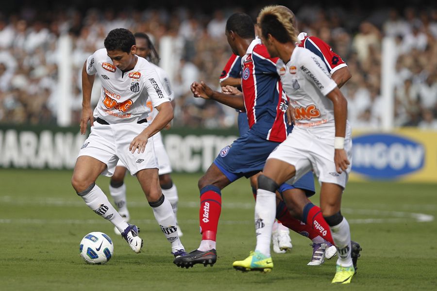 Paulo Henrique Ganso em disputa de bola com o jogador do Bahia / Luiz Fernando Menezes / AE