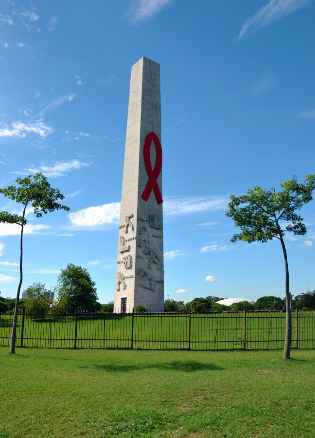 O laço vermelho, que representa a luta contra a Aids, foi colocado nesta quarta-feira em São Paulo   / William Pereira