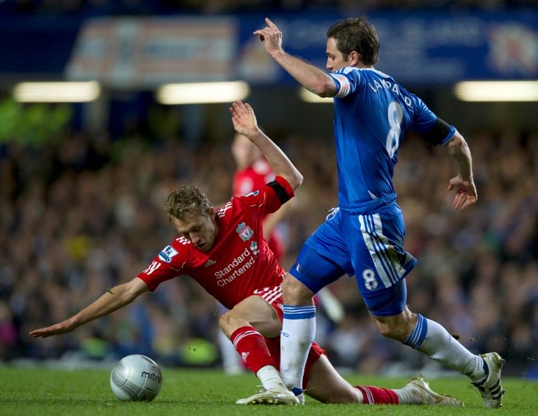 Lucas Leiva chega ao Brasil para continuar tratamento de lesão