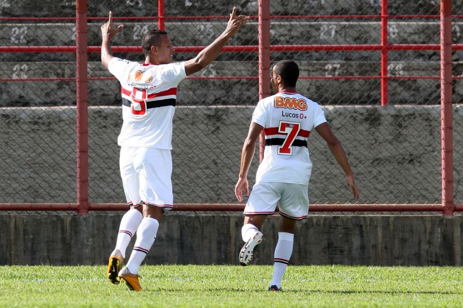 Luis Fabiano comemora um de seus dois gols na partida / Idário Café/Vipcomm