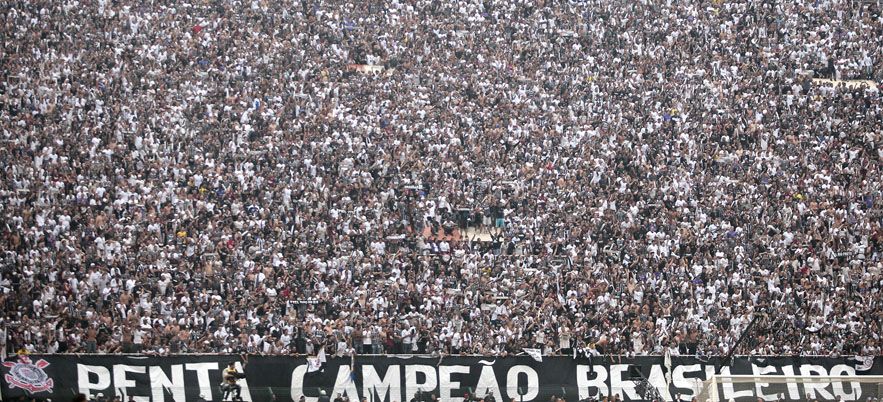 Torcedores do Corinthians estendem a faixa de pentacampeão brasileiro