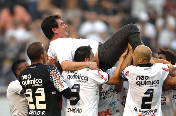 Jogadores erguem o presidente Andrés Sanchez