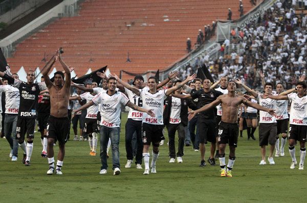 Jogadores correm em direção dos torcedores