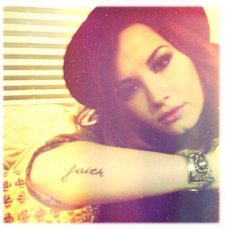 Demi Lovato faz nova tattoo / Divulgação/Twitter