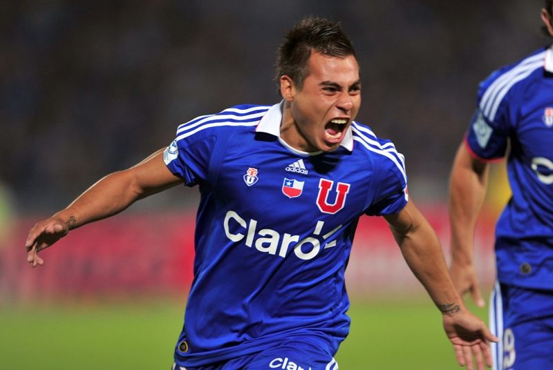 Vargas comemora um dos dois gols que fez na vitória da Universidad de Chile nesta quarta-feira / Martin Bernetti/AFP
