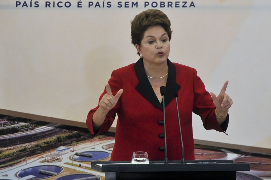 A presidenta Dilma Rousseff participa da cerimônia de contratação das obras de saneamento do PAC 2 / Antonio Cruz/ABr