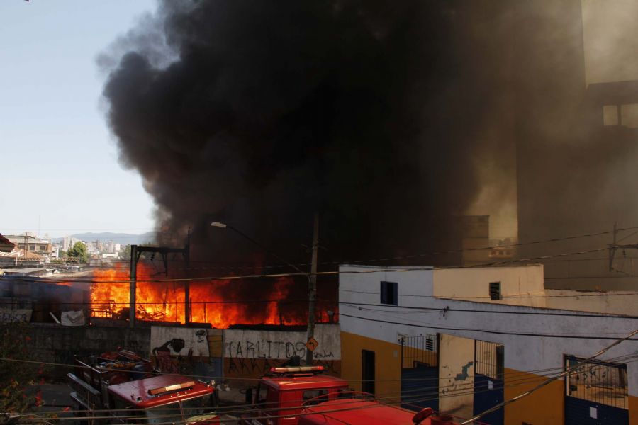Incêndio atinge favela na região central de São Paulo