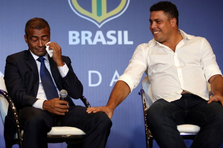 Romário se emocionou ao fazer o anúncio e foi consolado por Ronaldo Fenômeno / Tasso Marcelo/AE