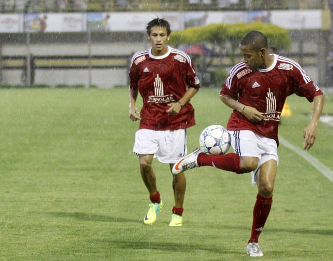 Robinho faz firula em jogo beneficente com Neymar / Ale Vianna/AE