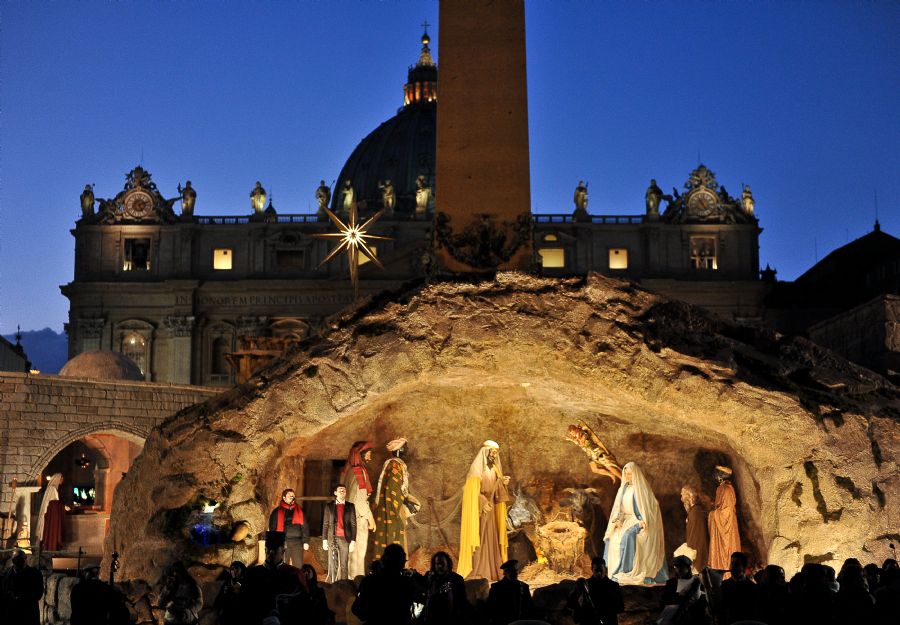 Cristãos assistem à procissão no presépio da Praça de São Pedro, no Vaticano